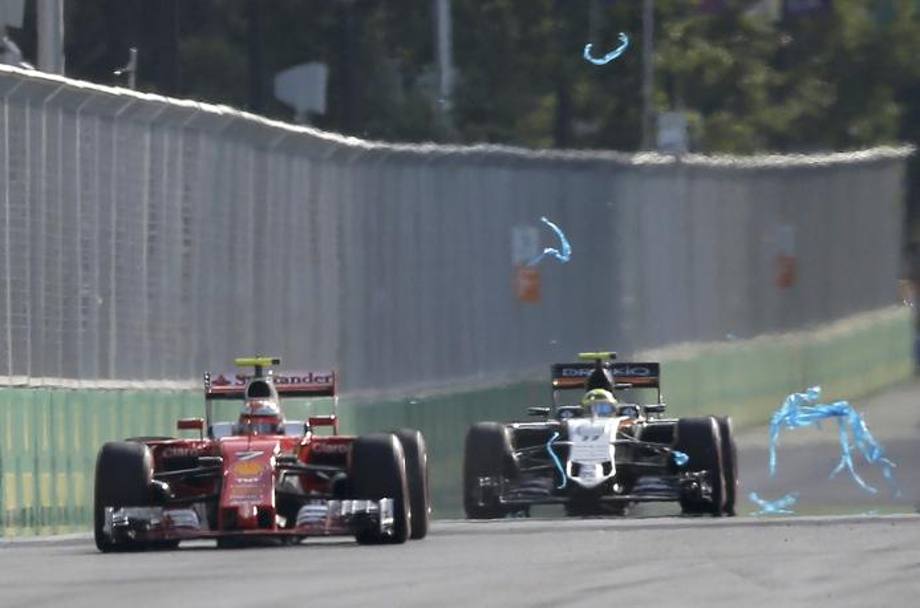 Raikkonen e Massa fra sacchetti di plastica che volano. Reuters